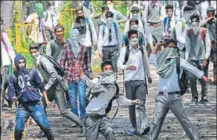  ?? WASEEM ANDRABI / HT ?? Police personnel take cover near a college in Lal Chowk as students hurl stones at them in Srinagar on Monday.