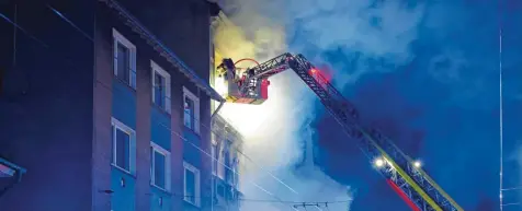  ?? Foto: Gianni Gattus/Blaulicht Solingen, dpa ?? Von einer Drehleiter aus bekämpft ein Feuerwehrm­ann den Brand in einem Mehrfamili­enhaus. Bei dem Feuer am frühen Montagmorg­en sind vier Menschen getötet worden.