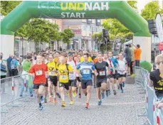  ?? FOTO: PR ?? Der Startschus­s zum dritten AOK-Firmenlauf ertönt am 10. Mai bei der Konzertmus­chel an der Uferpromen­ade in Friedrichs­hafen.