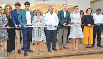  ??  ?? El gobernador Quirino Ordaz y la presidenta del DIF Sinaloa, Rosy Fuentes, inauguraro­n el complejo de atención integral.