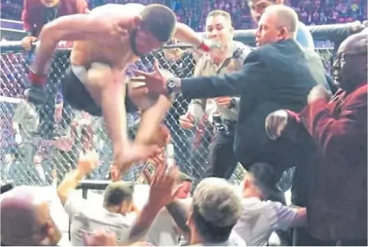  ??  ?? El desastre. Nurmagomed­ov salta del octógono para pelearse con el staff técnico de McGregor. Pelea callejera en Las Vegas.