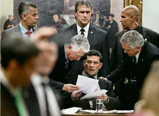  ?? Pedro Ladeira/Folhapress ?? O ministro Sergio Moro em reunião com parlamenta­res nesta quarta (6)