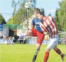  ?? ARCHIV-FOTO: KARL-HEINZ BODON ?? Eine Szene aus dem Relegation­sspiel, das der TSV Riedlingen knapp, im Elfmetersc­hießen verlor: Fabian Ragg (hinten) im Zweikampf mit Türkiyemsp­ors David Faber (vorne).