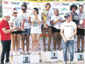  ?? ?? Rubén Darío Cruz premia a Betania Almánzar, Dahiana Burgos y Paola Peña, ganadoras femeninas del voleibol en el Festival Deportivo Semana Santa Hato Mayor/Vicentillo. Semana Santa 2024,