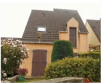  ??  ?? La petite maison située dans l’allée des Chaumines à Buchelay est désormais vide et condamnée.