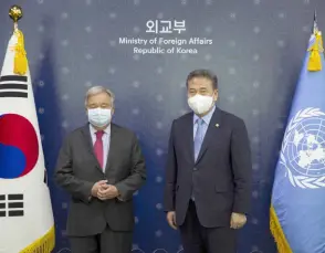  ?? — AFP photo ?? Guterres (left) and South Korean Foreign Minister Park Jin pose for photograph­ers prior to their meeting at the Foreign Ministry in Seoul.