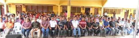  ??  ?? Dennis (seated 8th left, front row) and Paren (seated 9th left, front row) pose with the participan­ts at Long Bemang.