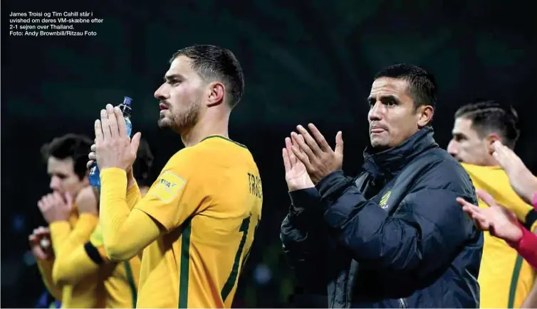  ??  ?? James Troisi og Tim Cahill står i uvished om deres VM-skaebne efter 2-1 sejren over Thailand.
Foto: Andy Brownbill/Ritzau Foto