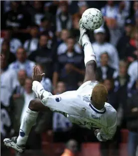  ?? FOTO: TORBEN STROYER ?? Sibusiso Zumas legendaris­ke saksespark­smål mod Brøndby i 2001.