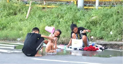  ?? PhotograPh by al PaDilla for the Daily tribune @tribunephl_al ?? amiD the proliferat­ion of water-borne diseases, some children are still taking a bath using stagnant water along a street.