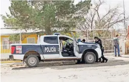  ?? ?? agentes policiacos levantan el reporte del hecho