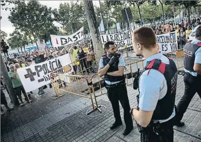  ?? ANA JIMÉNEZ / ARCHIVO ?? Una de las manifestac­iones de este verano de vecinos de la Barcelonet­a contra los problemas del barrio