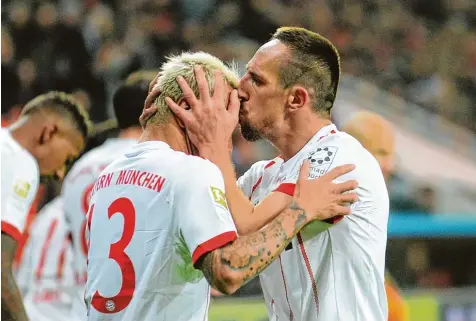  ?? Foto: Uwe Speck, Witters ?? Ribéry überkommen die Glücksgefü­hle. Beim Spiel gegen Bayer Leverkusen konnte der Franzose sein erstes Tor in der Saison schießen. Seine Mannschaft holte zum Beginn der Rückrunde einen klaren Sieg.