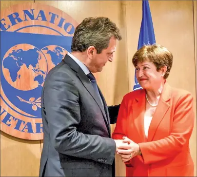  ?? CEDOC PERFIL ?? MANOS. Sergio Massa en su rol de ministro de Economía, con la titular del FMI, Kristalina Georgieva.