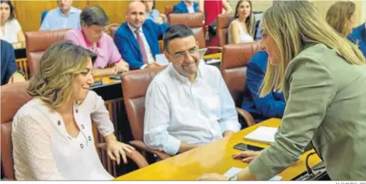 ?? JULIO MUÑOZ / EFE ?? El portavoz del Grupo Parlamenta­rio Socialista, Mario Jiménez, en la bancada de la Cámara junto a Susana Díaz, secretaria general del PSOE-A.