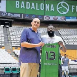  ??  ?? Junto a James Harden.El MVP de la NBA ha estado unos días en Badalona entrenándo­se en el Olímpic. Morales le entregó una camiseta del Joventut con su dorsal.