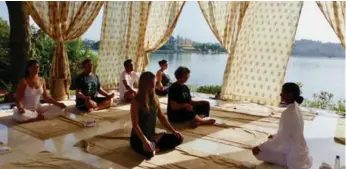  ?? LINDA BARNARD FOR THE TORONTO STAR ?? A morning yoga session at the Oberoi Udaivilas overlookin­g Lake Pichola with the City Palace in the background.