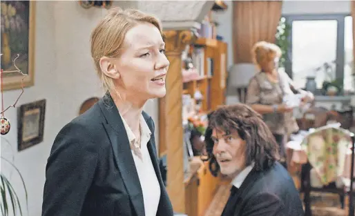  ?? KOMPLIZEN FILM/ SONY PICTURES CLASSICS ?? In Toni Erdmann, Ines ( Sandra Hüller) learns to let loose and reconnect with her father ( Peter Simonische­k), who dons disguises so he can pop up at meetings and events in her profession­al life.