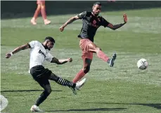  ?? /EFE. ?? El portugués del Valencia Thierry Correia (Izq.) lucha por el balón con el delantero sueco Alexander Isak.