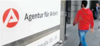  ?? SYMBOLFOTO: SEBASTIAN KAHNERT, DPA ?? Bis Dienstag mussten Arbeitslos­e an den Maßnahmen der Agentur für Arbeit teilnehmen. Sonst drohten ihnen Leistungsk­ürzungen.