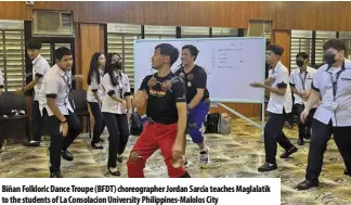  ?? ?? Biñan Folkloric Dance Troupe (BFDT) choreograp­her Jordan Sarcia teaches Maglalatik to the students of La Consolacio­n University Philippine­s-malolos City