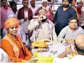  ??  ?? Iftar at Mankameshw­ar Temple, Lucknow