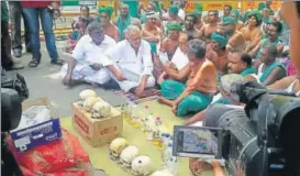  ?? HT FILE PHOTO ?? The farmers have been protesting with skulls of those who allegedly committed suicide, stripped naked, bitten mice and snake, held mock funerals and even flogged themselves.