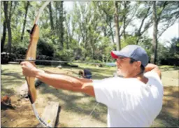  ??  ?? OMILJENI SPORTOVI Valent (na slici) voli tenis i dobar je u njemu, a Martin obožava američki nogomet