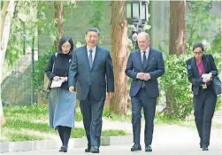  ?? ?? Xi Jinping e Olaf Scholz num passeio pelos jardins.