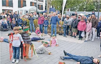  ?? FOTO: LEBENSHILF­E ?? Bei wundervoll­em Wetter kamen die Besucher im Wohnpark Materborn zusammen.