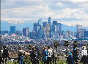  ?? Luis Sinco Los Angeles Times ?? Kenneth Hahn State Recreation Area get a look at mountains covered in snow on Sunday.