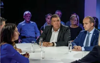  ?? BOUMEDIENE BELBACHIR
FOTO ?? Angelo Bruno en Wim Dries doen voort met hun coalitie. Zuhal Demir blijft met N-VA in de oppositie.