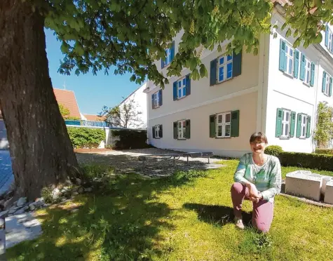  ?? Foto: Hans Bosch ?? Freut sich trotz Corona auf möglichst viele Besucher, besonders in den Ferien: Anita Roth, Leiterin des Mittelschw­äbischen Heimatmuse­ums. Unser Bild zeigt sie vor dem denkmalges­chützten Altbau.