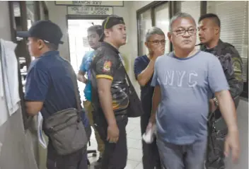  ?? SUNSTAR FOTO / ALLAN CUIZON ?? MOTION APPROVED. San Francisco Mayor Aly Arquillano (right) and his brother Vice Mayor Alfredo Arquillano Jr. leave the sala of Danao City Regional Trial Court Branch 25 after the judge approved their request for transfer to the Danao City Jail.