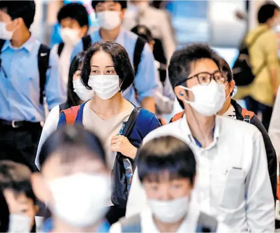  ??  ?? Ante la gravedad de contagios que se viven en Japón, el gobierno local decidió impedir reuniones en sitios públicos para ver la justa.