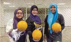  ??  ?? GOLONGAN hawa giat menyertai sukan dodgeball.