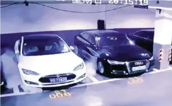  ??  ?? In einer Tiefgarage in Shanghai beginnt ein Tesla Model S plötzlich zu rauchen, ...