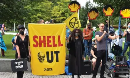 ?? Photograph: Dave Rushen/SOPA Images/REX/Shuttersto­ck ?? ‘Although many other great institutio­ns have cut their ties with fossil fuel industries, the Science Museum seems determined to tar and feather itself.’ Extinction Rebellion protesters outside Shell Tower in London.