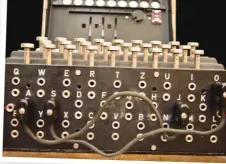 ??  ?? Enigma hade en elektronis­k kontrollpa­nel som kunde användas till att byta ut bokstäver för att få en högre kryptering­snivå.