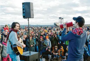  ?? Foto: Henning Kaiser, dpa ?? Spielen und singen, damit „Lützi bleibt“? Christophe­r Annen (links) und Henning May von der Band Annenmayka­ntereit spielten zuletzt auf einer Bühne am Rand des Tagebaus, als sich die Proteste zuspitzten.