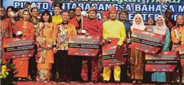  ?? [FOTO ROZAINAH ZAKARIA /BH] ?? Maszlee bersama pemenang PABM, Piala Perdana Menteri 2018 di UNISZA, Kuala Nerus, malam kelmarin.