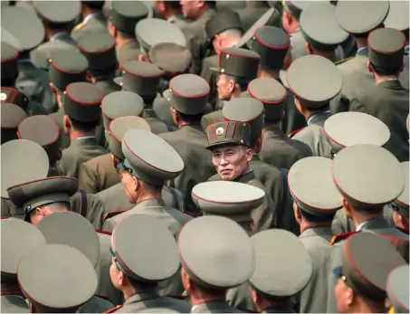  ?? Foto: AFP/Ed Jones ?? Offiziere der nordkorean­ischen Volksarmee, angetreten zur Parade am Staatsfeie­rtag