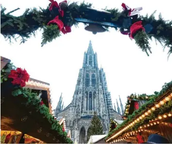  ?? Foto: A. Brücken(archivbild) ?? 2020 fiel der Weihnachts­markt auf dem Ulmer Münsterpla­tz aus, in diesem Jahr findet er wieder statt.