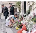  ?? FOTO: DPA ?? Vor der Station der Carabinier­i in Rom legen die Menschen im Gedenken an das Opfer Blumen ab.