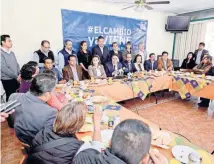  ??  ?? El precandida­to Juan Carlos Núñez anunció su respaldo para que se designe a Josefina Vázquez Mota como candidata a la gubernatur­a del Edomex.