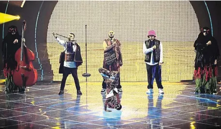  ?? | PHOTO : MARCO BERTORELLO, AFP ?? Le groupe Kalush Orchestra qui représenta­it l’Ukraine à la finale de l’Eurovision, hier soir, à Turin.