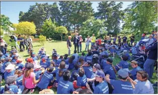  ??  ?? Les  enfants du groupe scolaire André-Malraux ont profité du soleil pour découvrir la nature vendredi à Cap-d’Ail.