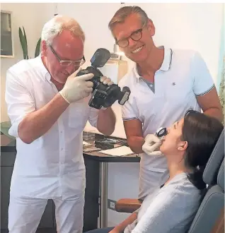  ?? FOTO: GÖTZ ?? Die Zahntechni­kermeister Ralf Dahl (r.) und Michael Brüsch leiten die MB Dentaltech­nik GmbH. Jedes Detail ist wichtig für die Behandlung, denn jede zahntechni­sche Arbeit ist ein Unikat.