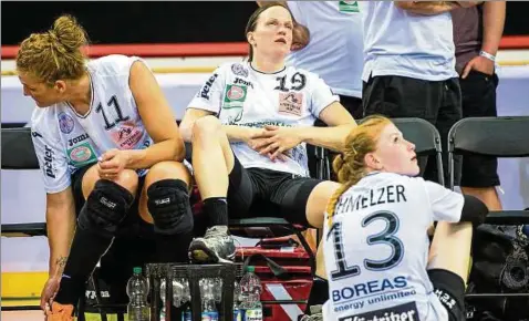  ??  ?? Bitteres Aus: Crina Pintea, Katrin Engel und Meike Schmelzer (von links) ist die Enttäuschu­ng ins Gesicht geschriebe­n. Foto: Marco Wolf