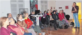  ?? SZ-FOTO: KÖ ?? Volker Sonntag (rechts) hat seine Zuhörer in der Galerie über das Wunder der Farben aufgeklärt.